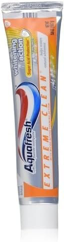 Aquafresh Extreme Clean Whitening Action Fluoride Toothpaste, Mint Blast, 5.6 oz (Pack of 2)