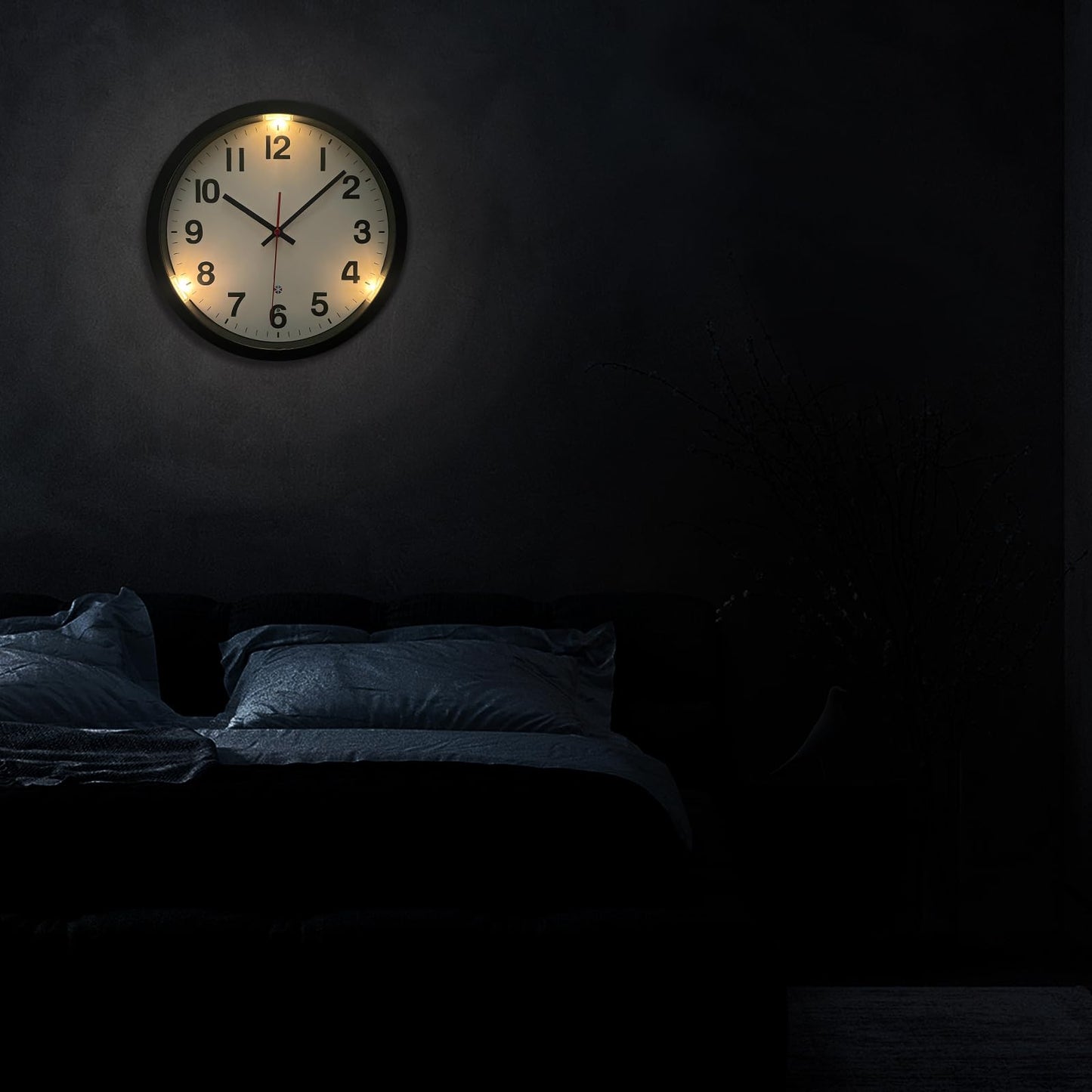 eYotto Lumineux Horloge Murale Night Light Wall Clock, 12 Inch Glow in The Dark Silent Wall Clocks Battery Operated Battery Operated Decor for Bedroom Kitchen Living Room Bathroom Gift