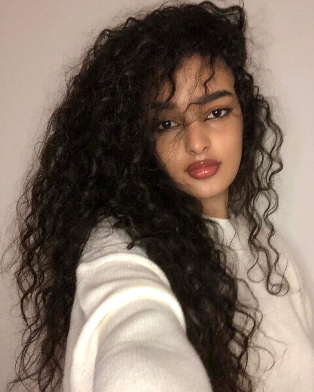 Fencca Long Curly Black Wigs for Women Black Wavy Wig Natural Looking Loose Wave Hair Glueless Heat Resistant Synthetic Wig Hair Replacement Wig