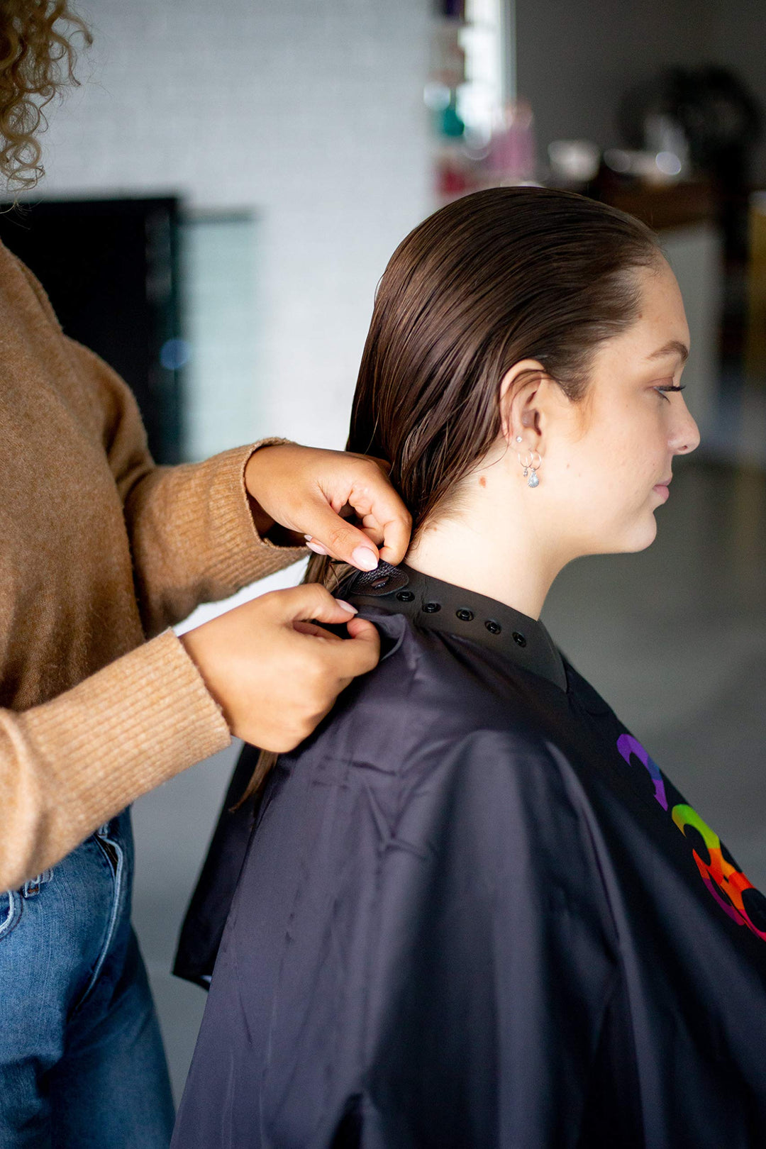 FRAMAR Professional Hair Cutting Cape – Hair Cutting Capes For Adults, Salon Cape For Hair Cutting, Capa De Peluqueria Professional, Barber Capes, Haircutting Capes For Adults – Rubberized Collar