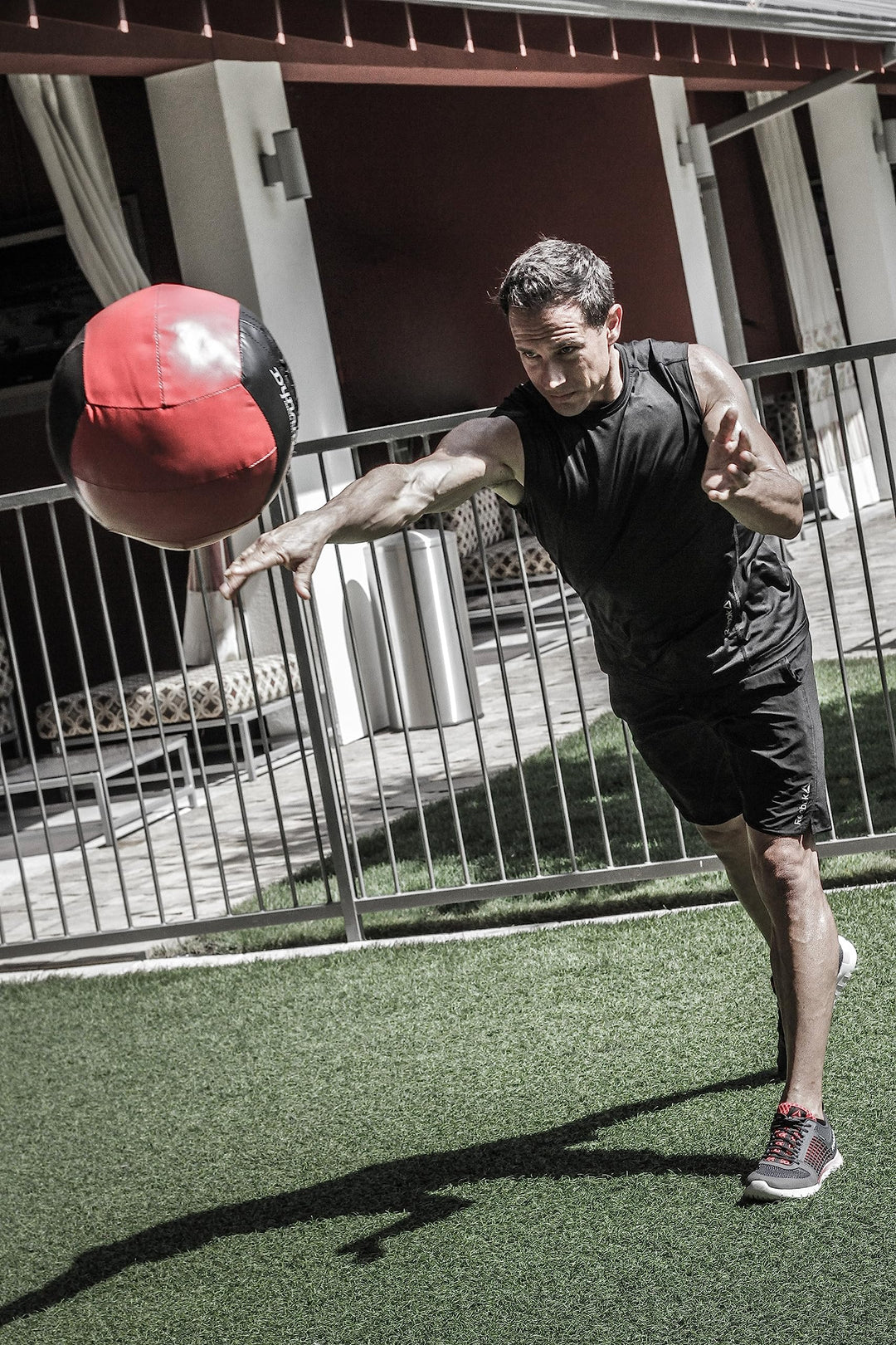 Dynamax 8LB Soft-Shell Medicine Ball Black/Red