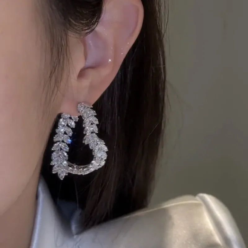 Korean Style Light Luxury Heavy Industry Love Niche Design Full of Zircon Leaves High-end Earrings for Women Jewelry.