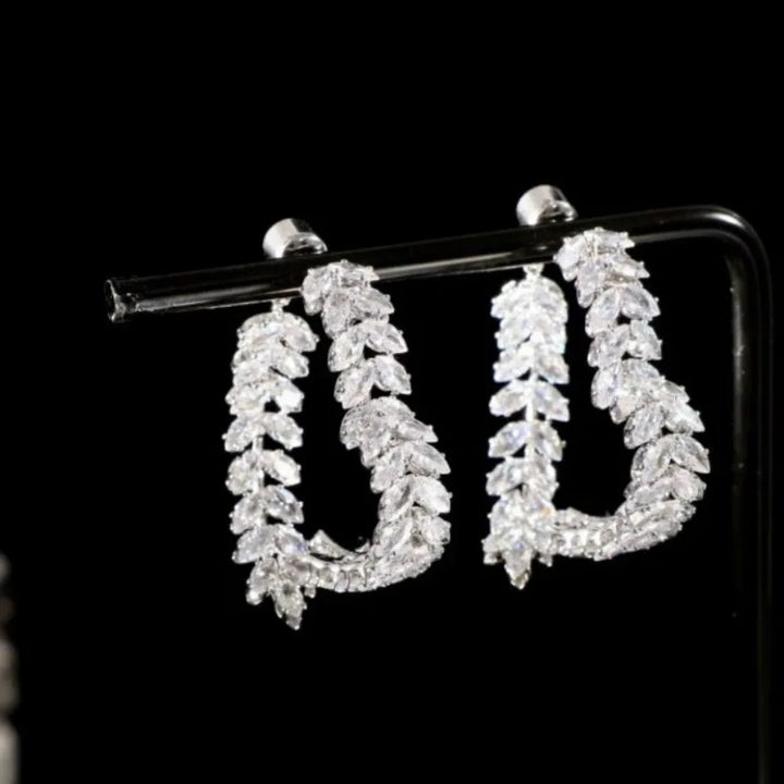 Korean Style Light Luxury Heavy Industry Love Niche Design Full of Zircon Leaves High-end Earrings for Women Jewelry.