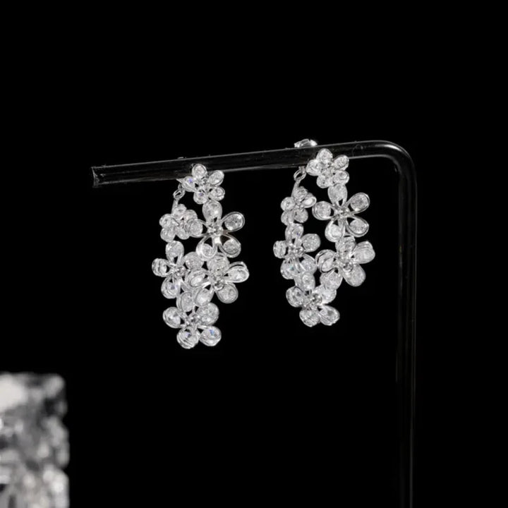 Korean Style Light Luxury Heavy Industry Love Niche Design Full of Zircon Leaves High-end Earrings for Women Jewelry.