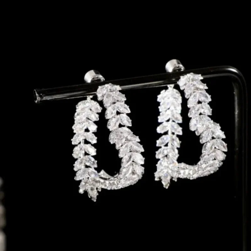 Korean Style Light Luxury Heavy Industry Love Niche Design Full of Zircon Leaves High-end Earrings for Women Jewelry.