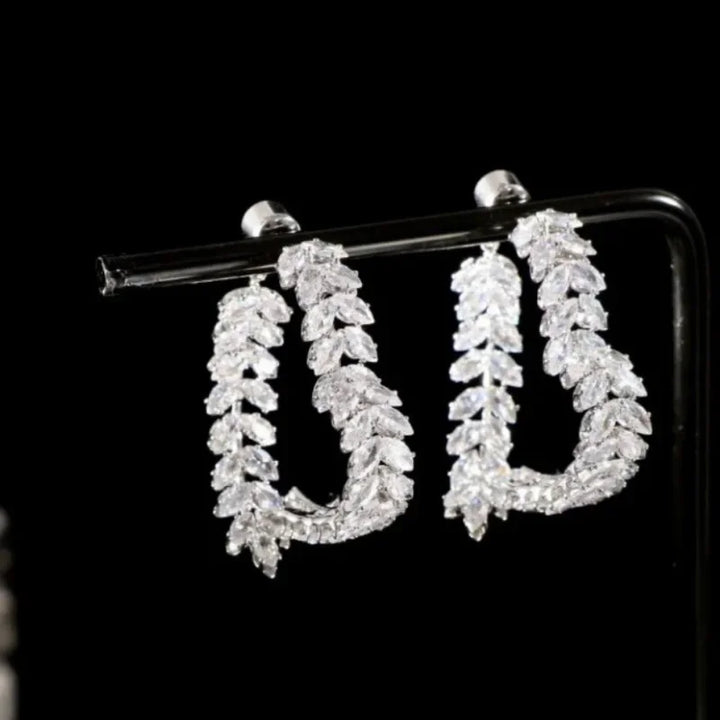 Korean Style Light Luxury Heavy Industry Love Niche Design Full of Zircon Leaves High-end Earrings for Women Jewelry.